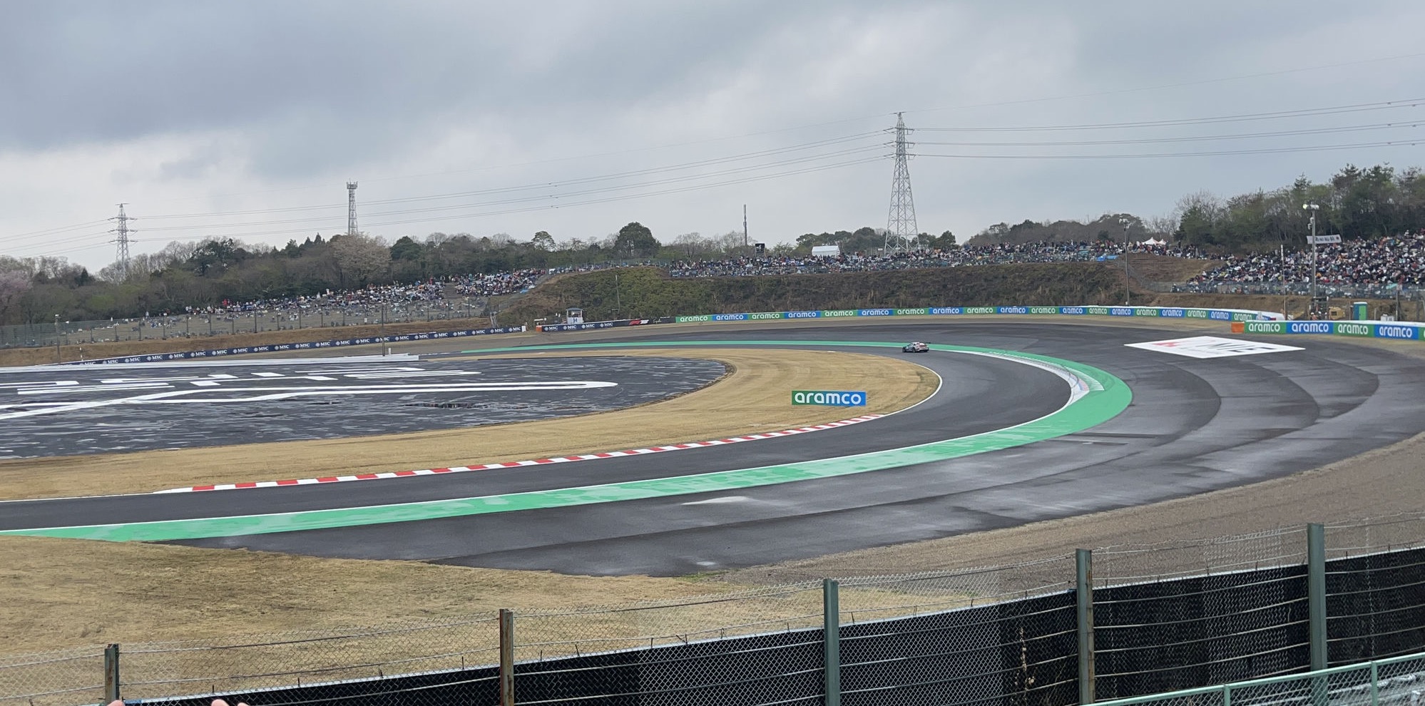 サーキットのコーナーを、一台の車が曲がっていく
