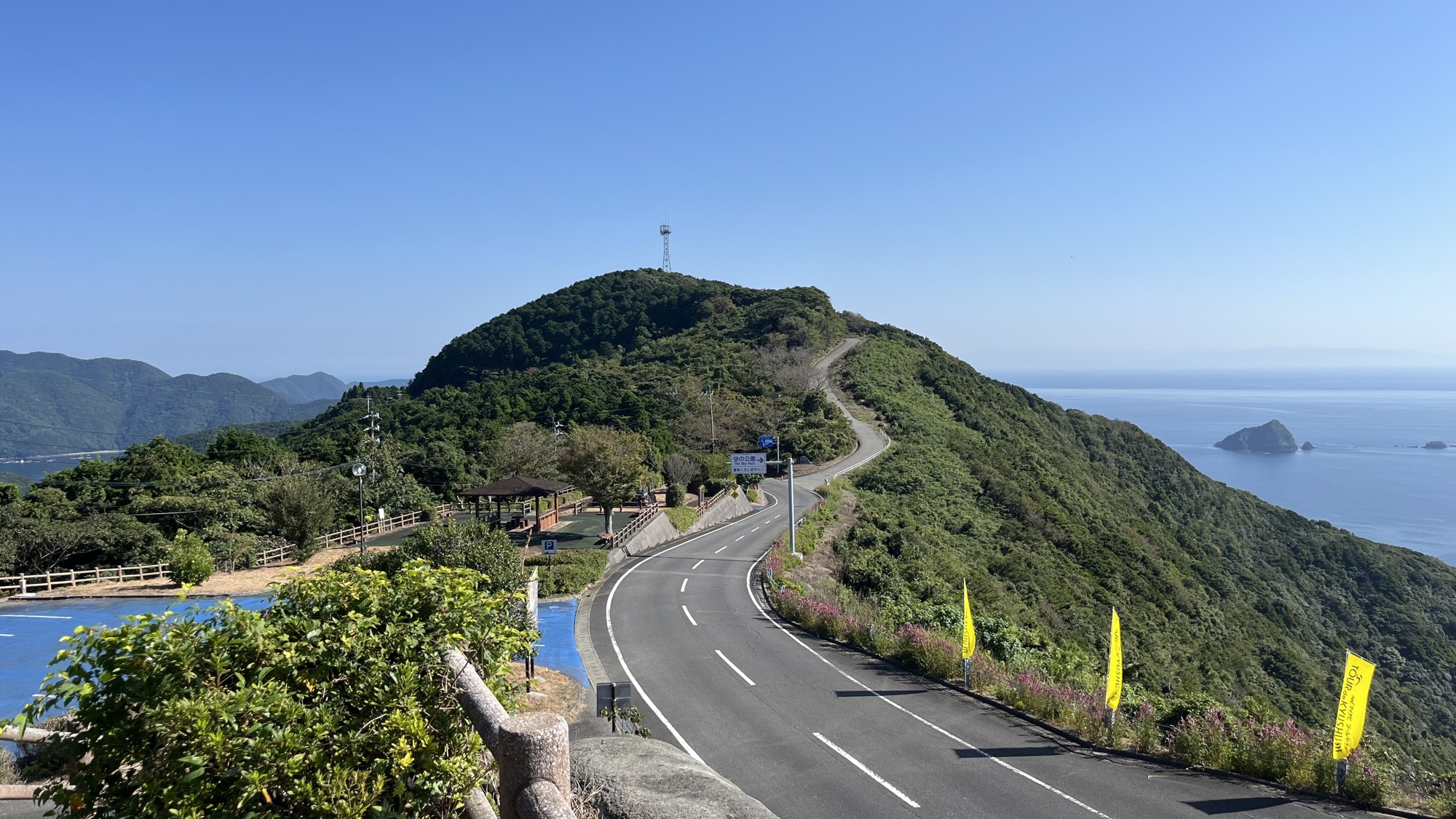 尾根を上っていく一本道と、その先に広がる海