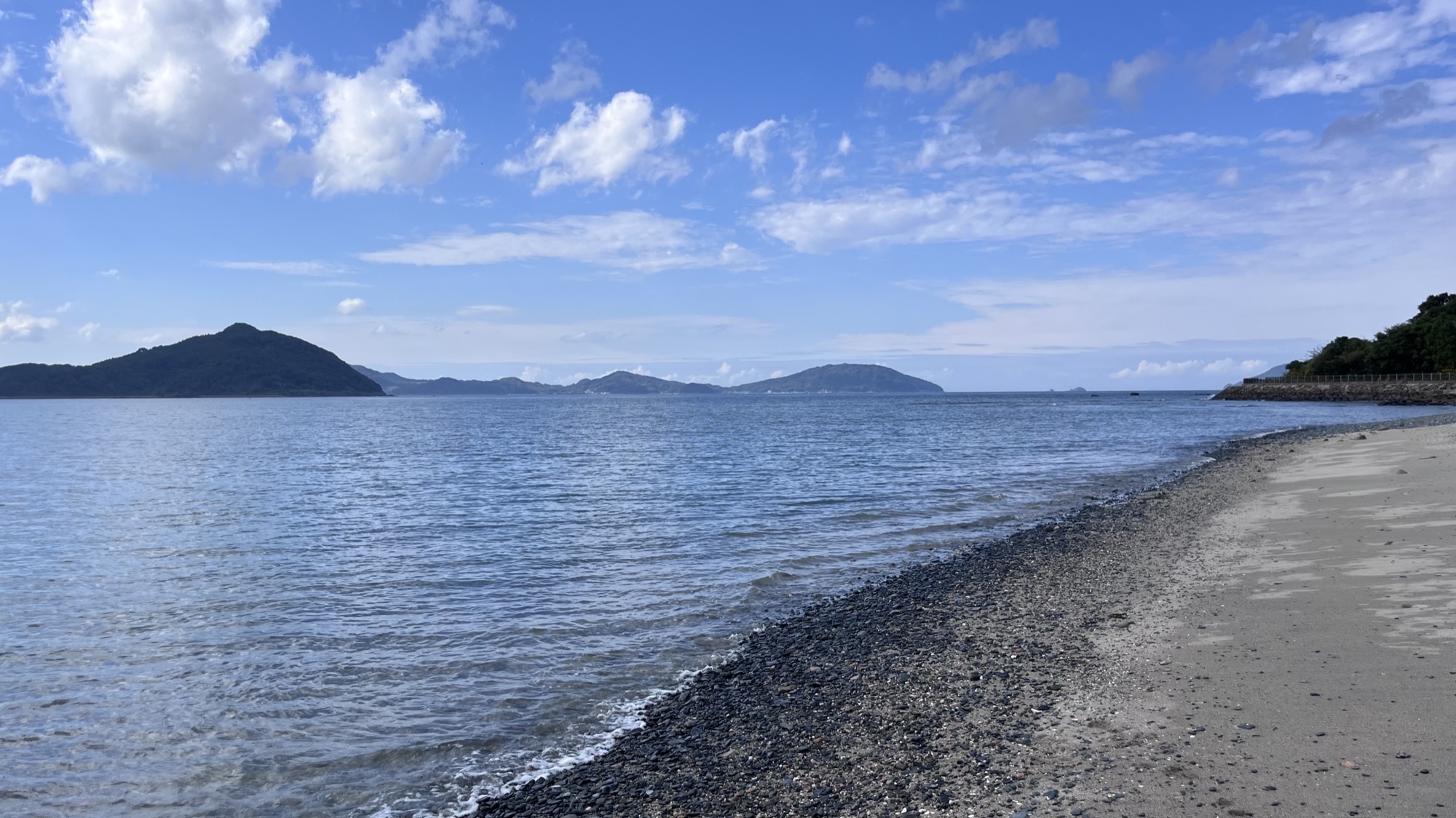 島の見える浜辺と、穏やかな海